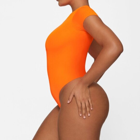 NWT size L SKIMS Essential T-Shirt Bodysuit Orange Highlighter - Picture 11 of 13